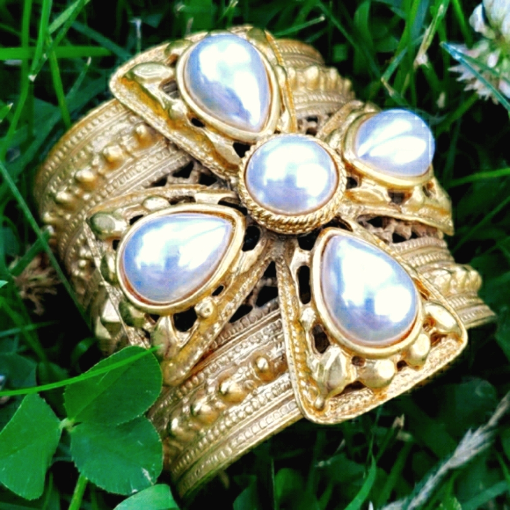 CONSIGNED* Ben Amun Lrg Etruscan Gold Pearl Cuff Bracelet - Picture 6 of 17